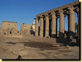 Temple de Louxor ( depuis le fond du temple).